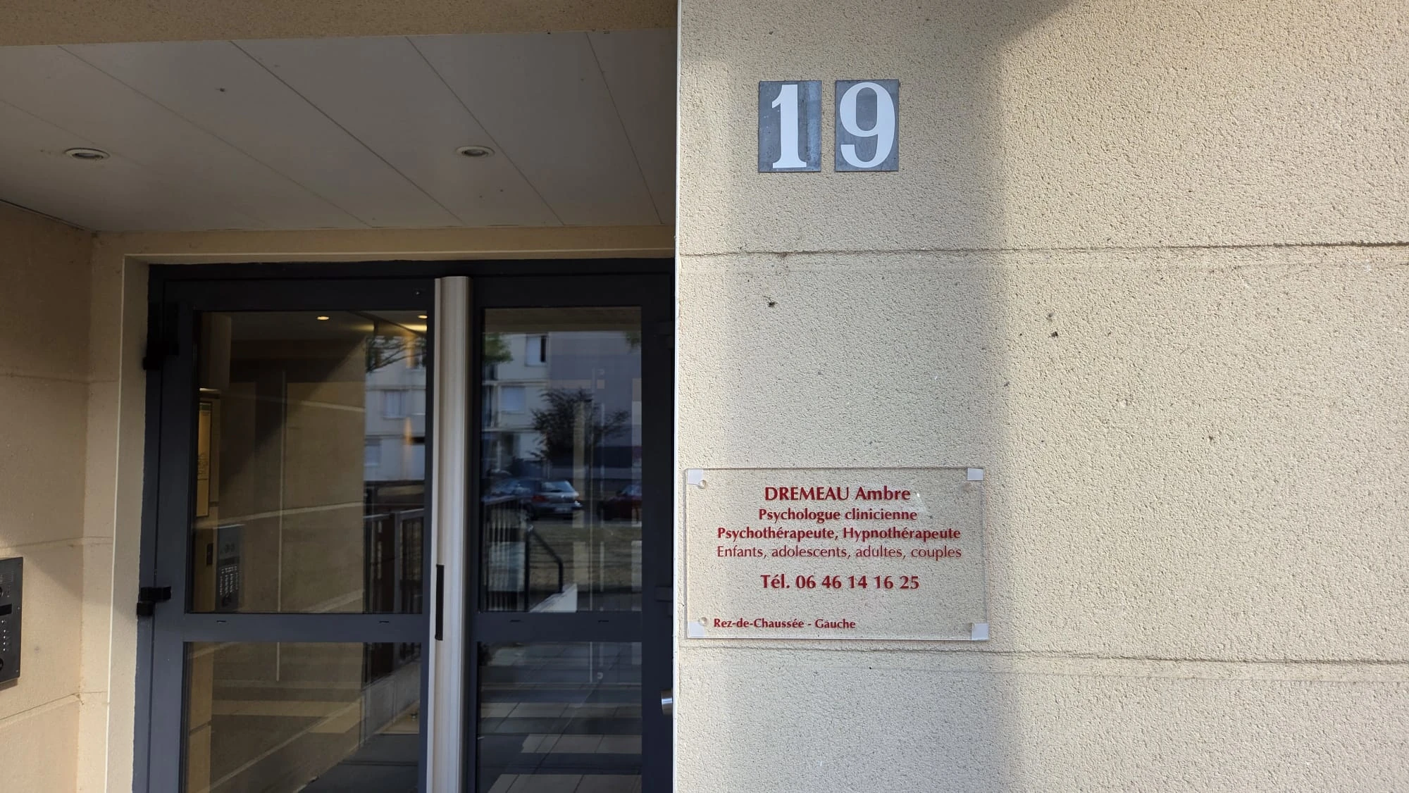 Entrée du bâtiment où se trouve le cabinet de psychologie