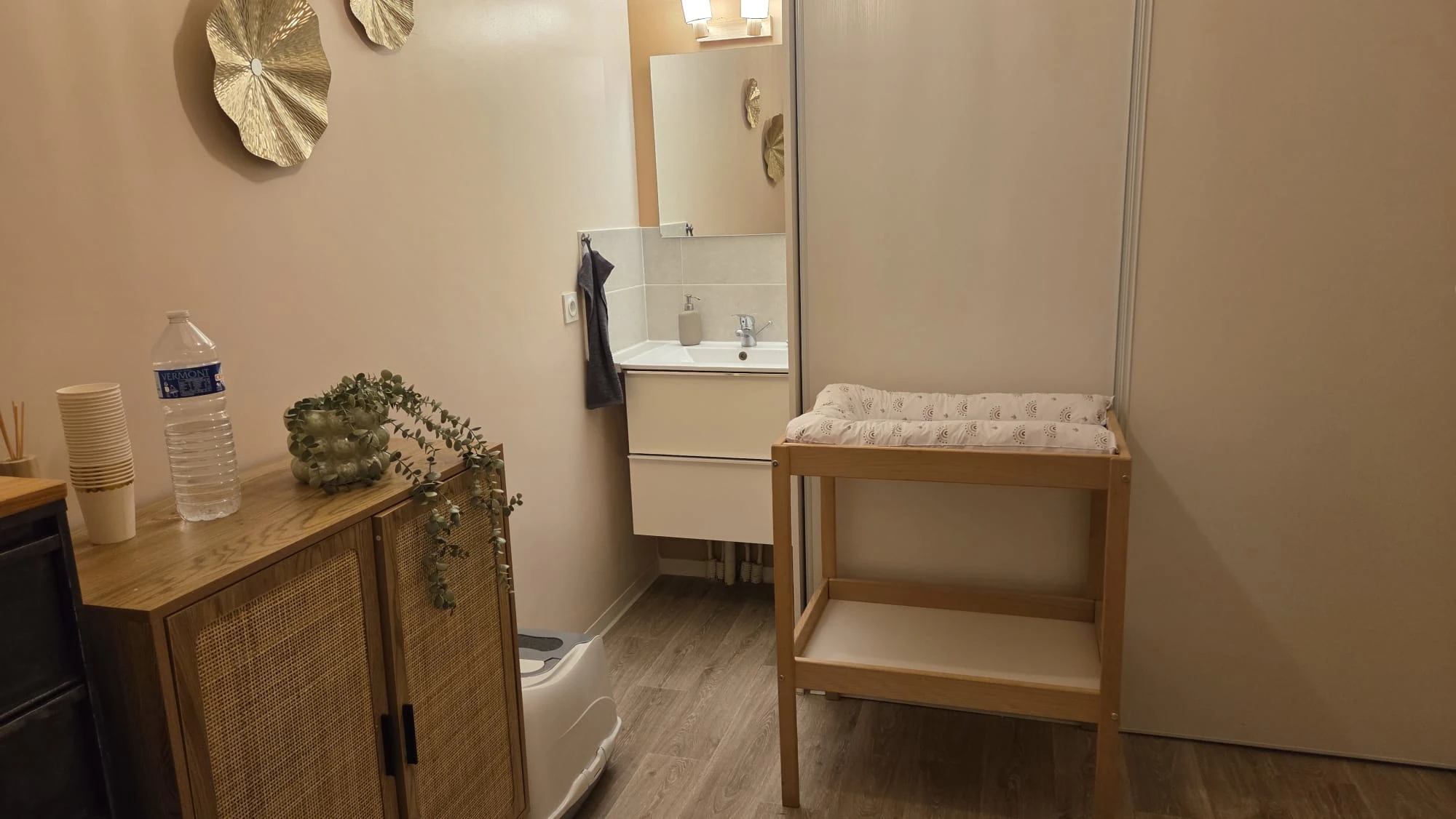Espace dédié à la puériculture et au change de bébés