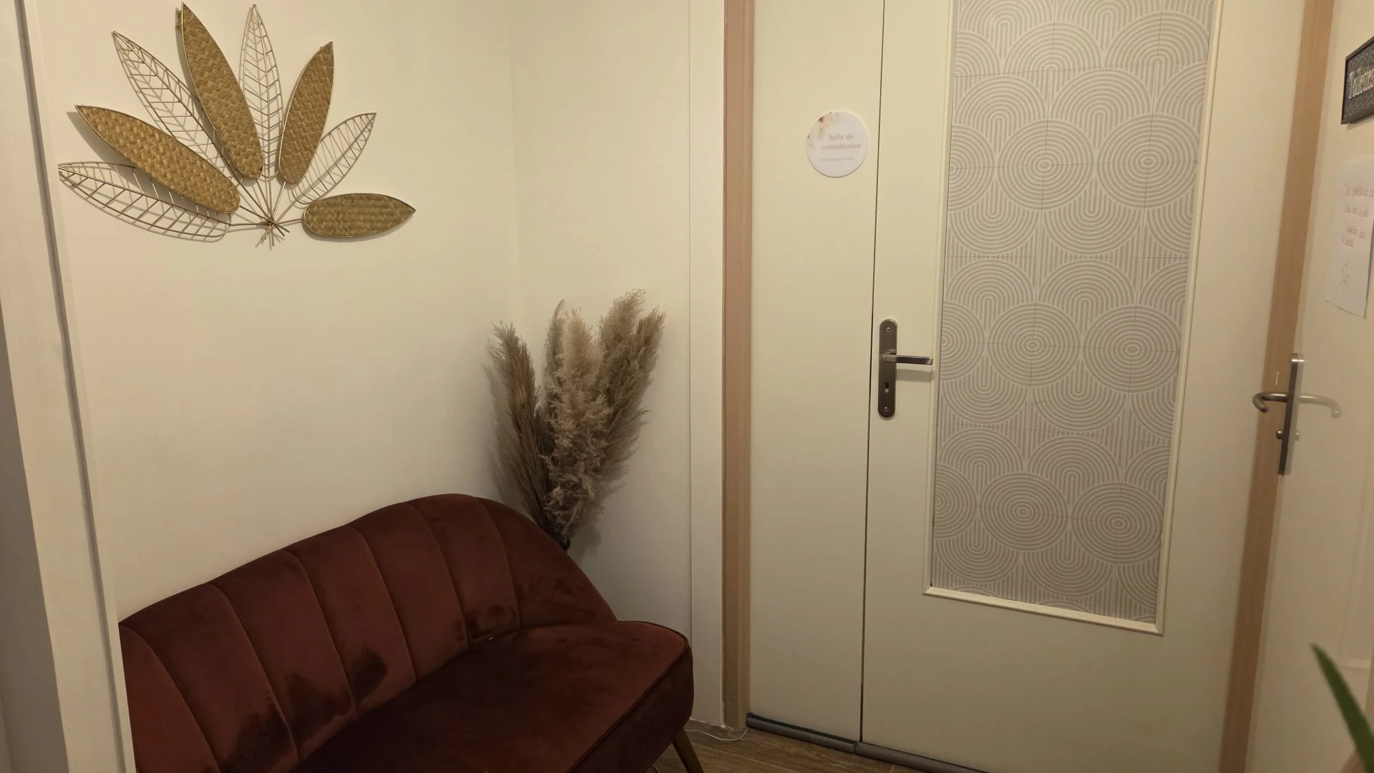 Salle d'attente lumineuse du cabinet de psychologie